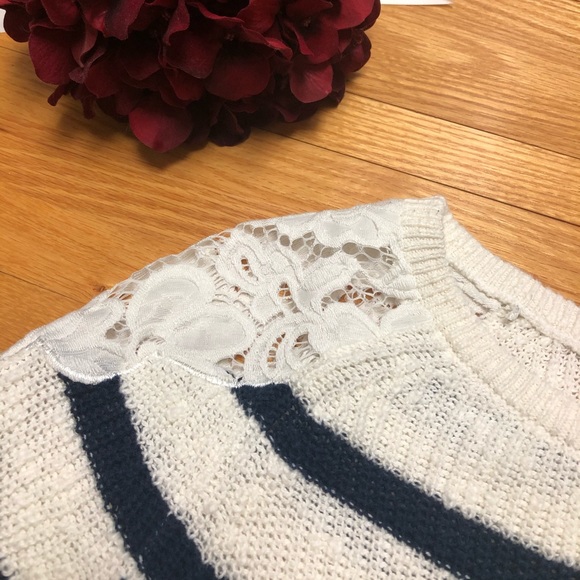 Hollister Top with Lace - Picture 4 of 4